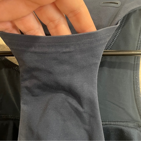 Lululemon Final Lap Tank in navy blue back pocket size 8 built in bra - Picture 5 of 10